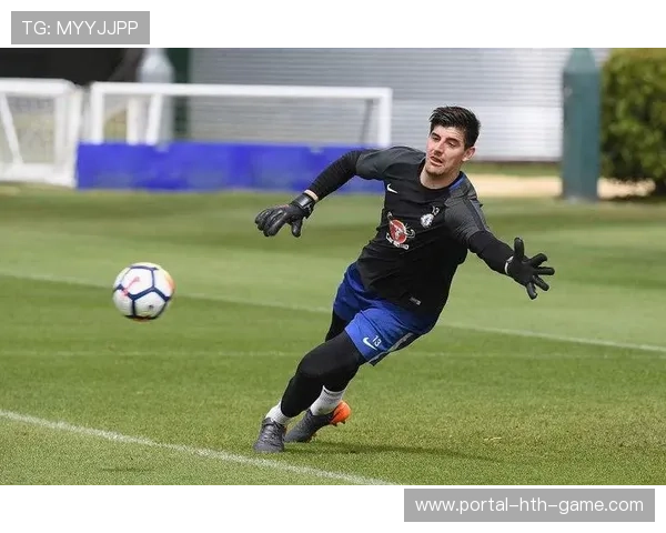 库尔图瓦单掌托出禁区内的倒钩射门