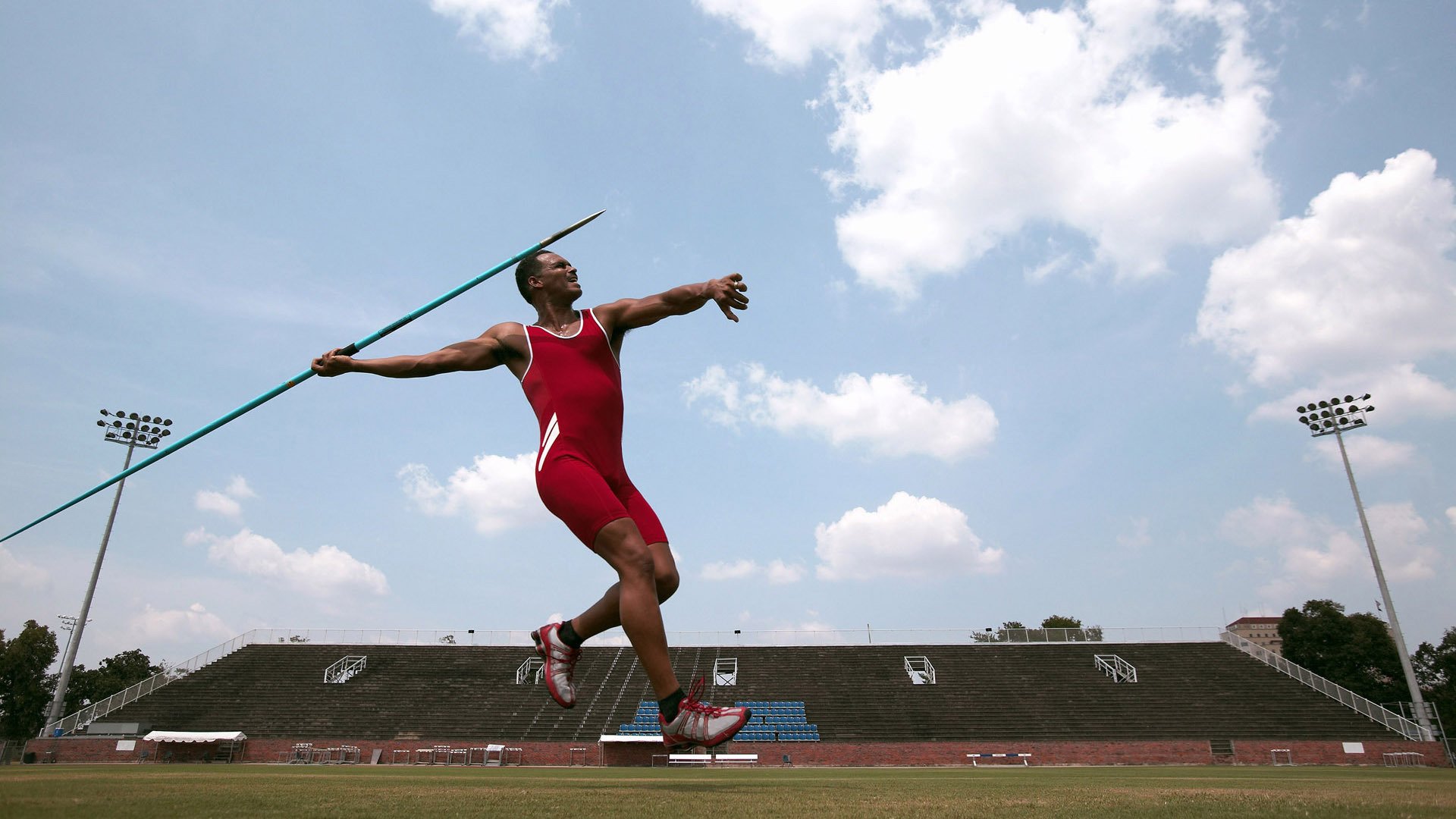 球队教练赛后策略点评及分析，球队教练在赛前给球队确定赛场战术